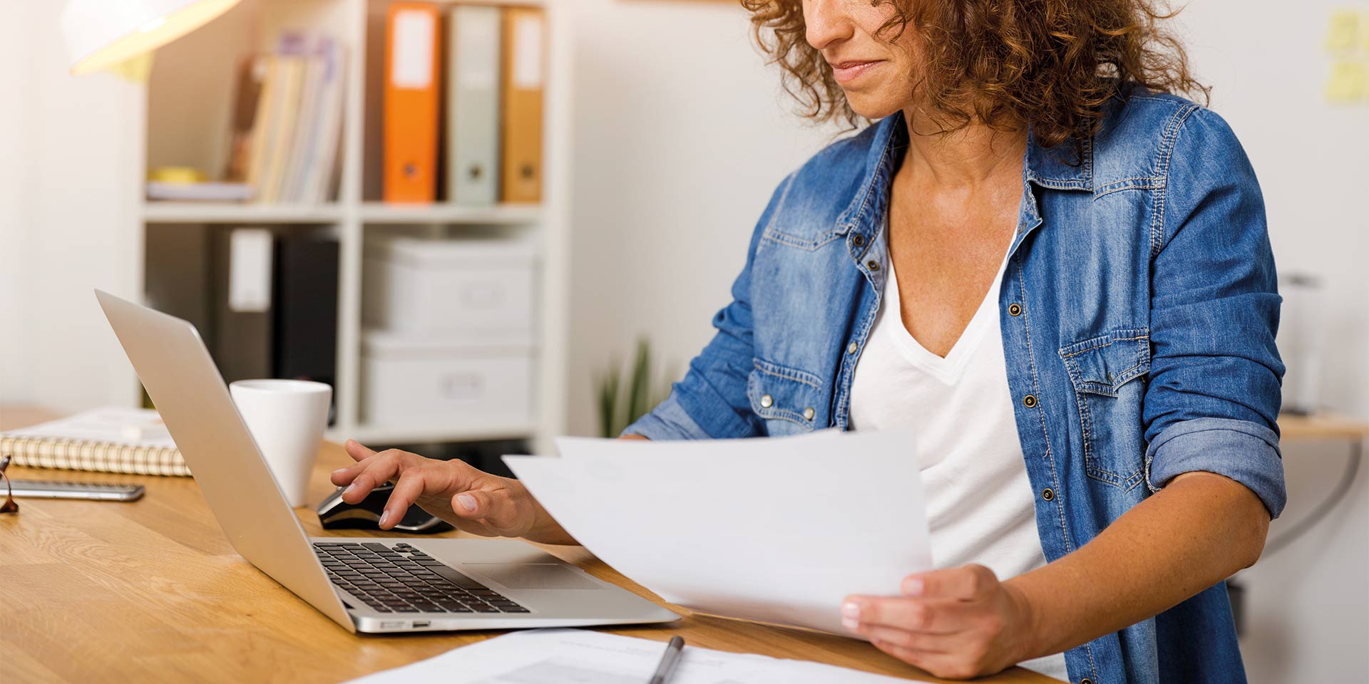 frau arbeitet an computer