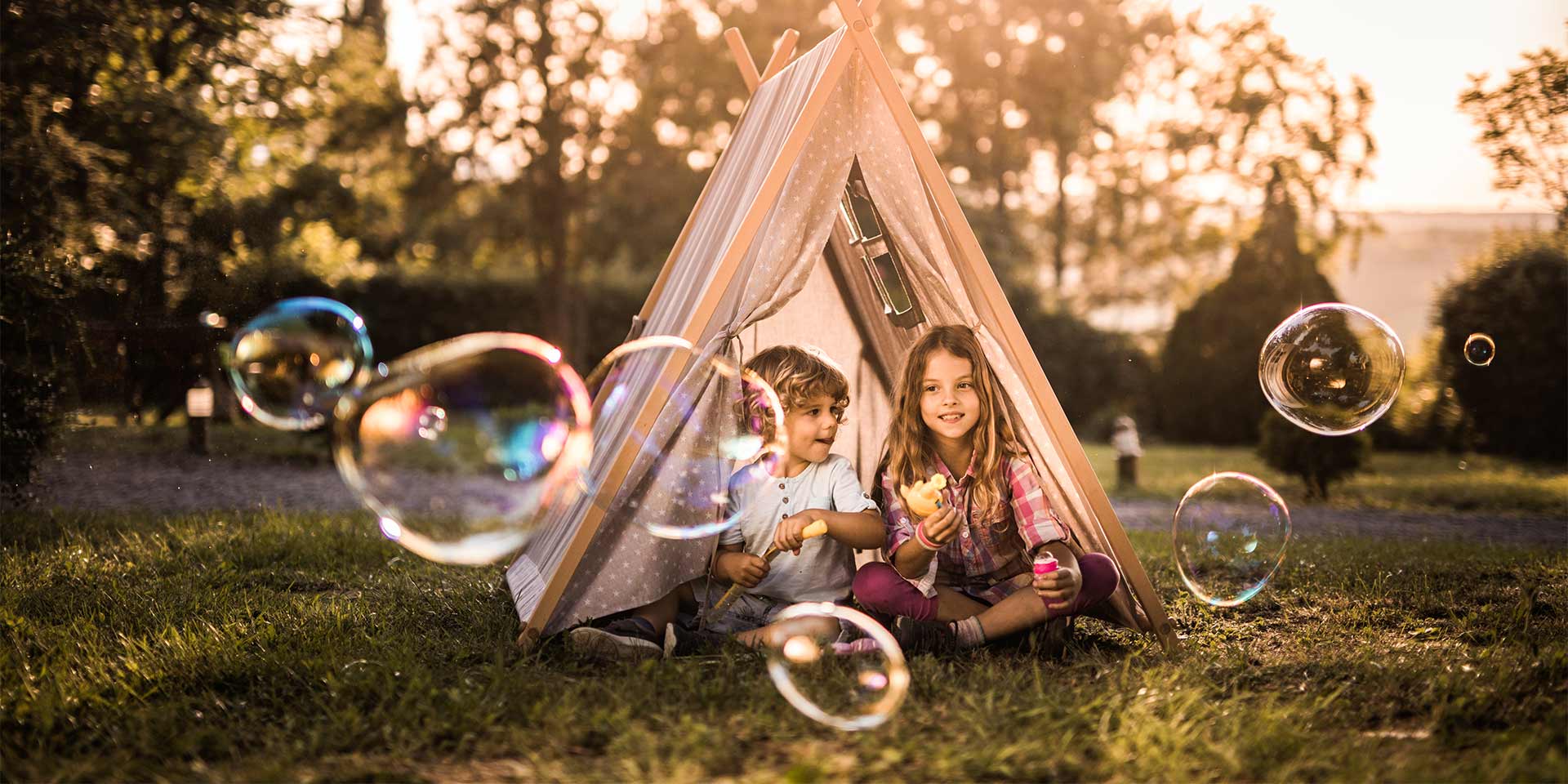 kin spielen im zelt im garten