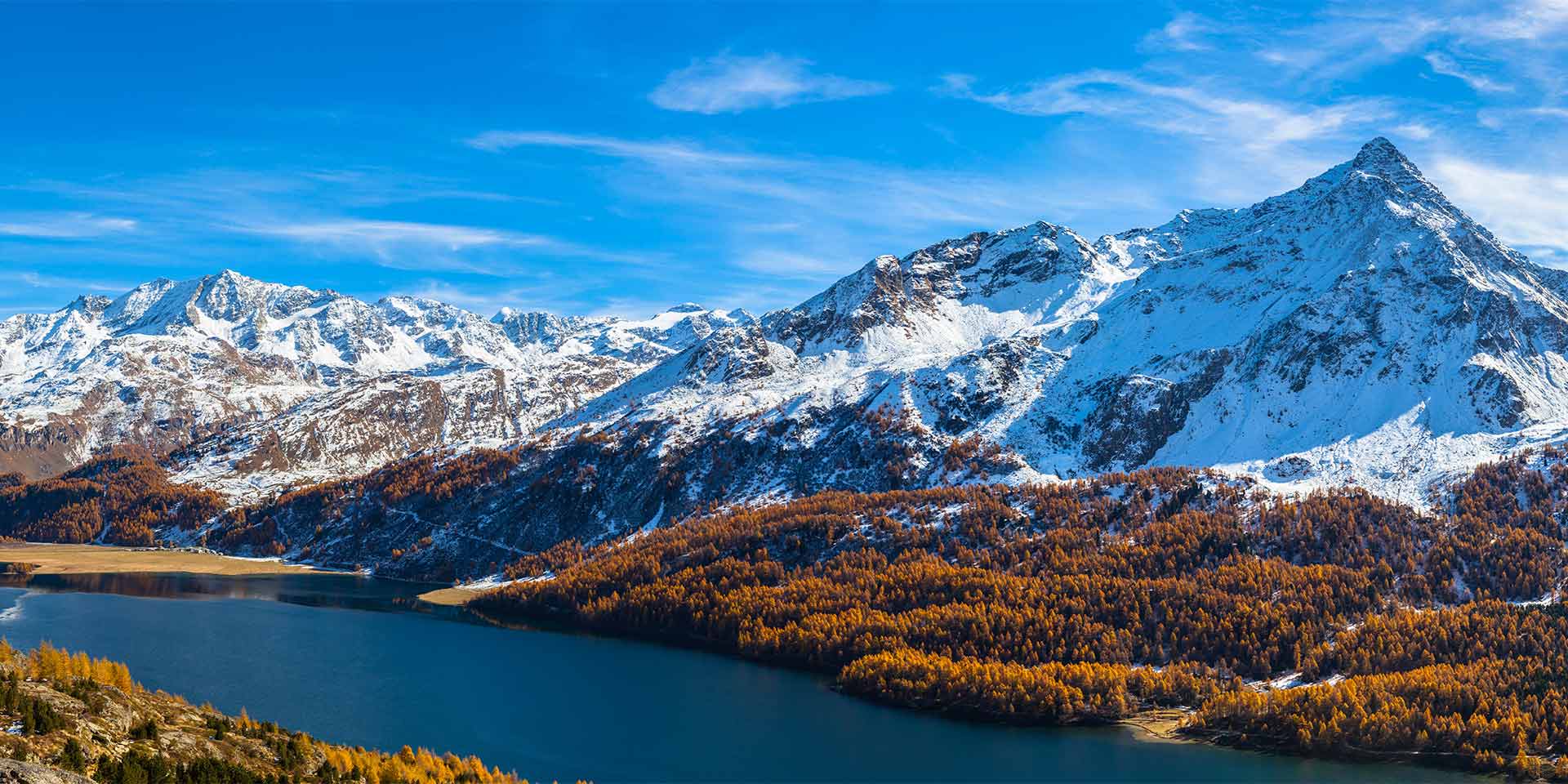 panoramablick auf den silsersee   engadiner alpen im herbst.