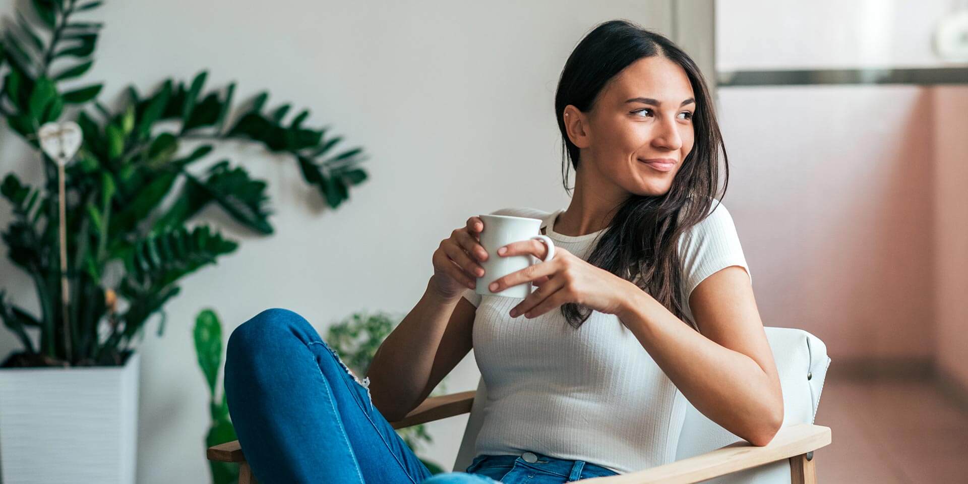 work-life-balance frau trinkt kaffee auf sessel