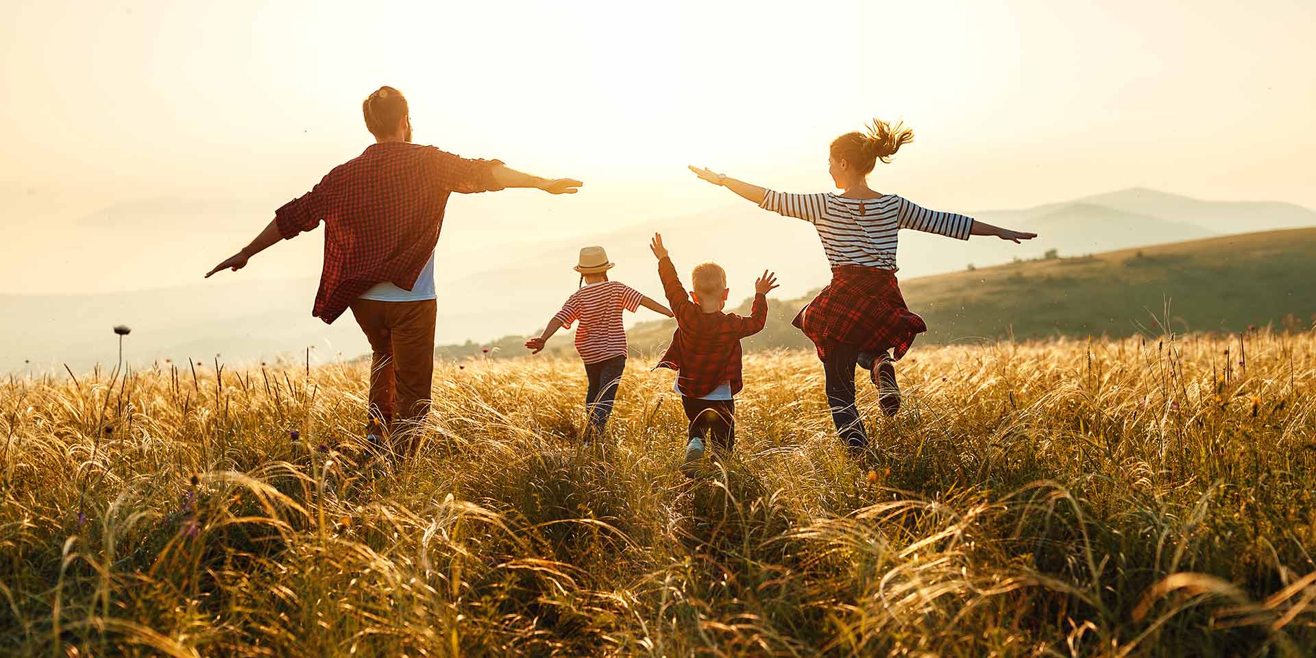 ans stokholm familie rennt dem sonnenuntergang entgegen