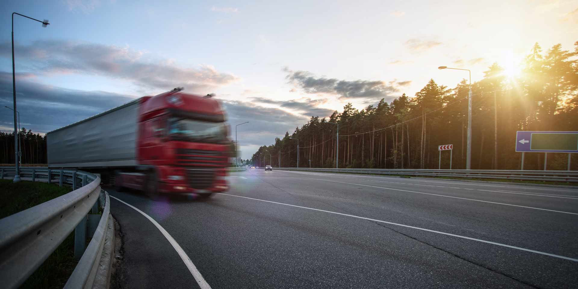 astag lkw bei sonnenaufgang auf autobahn