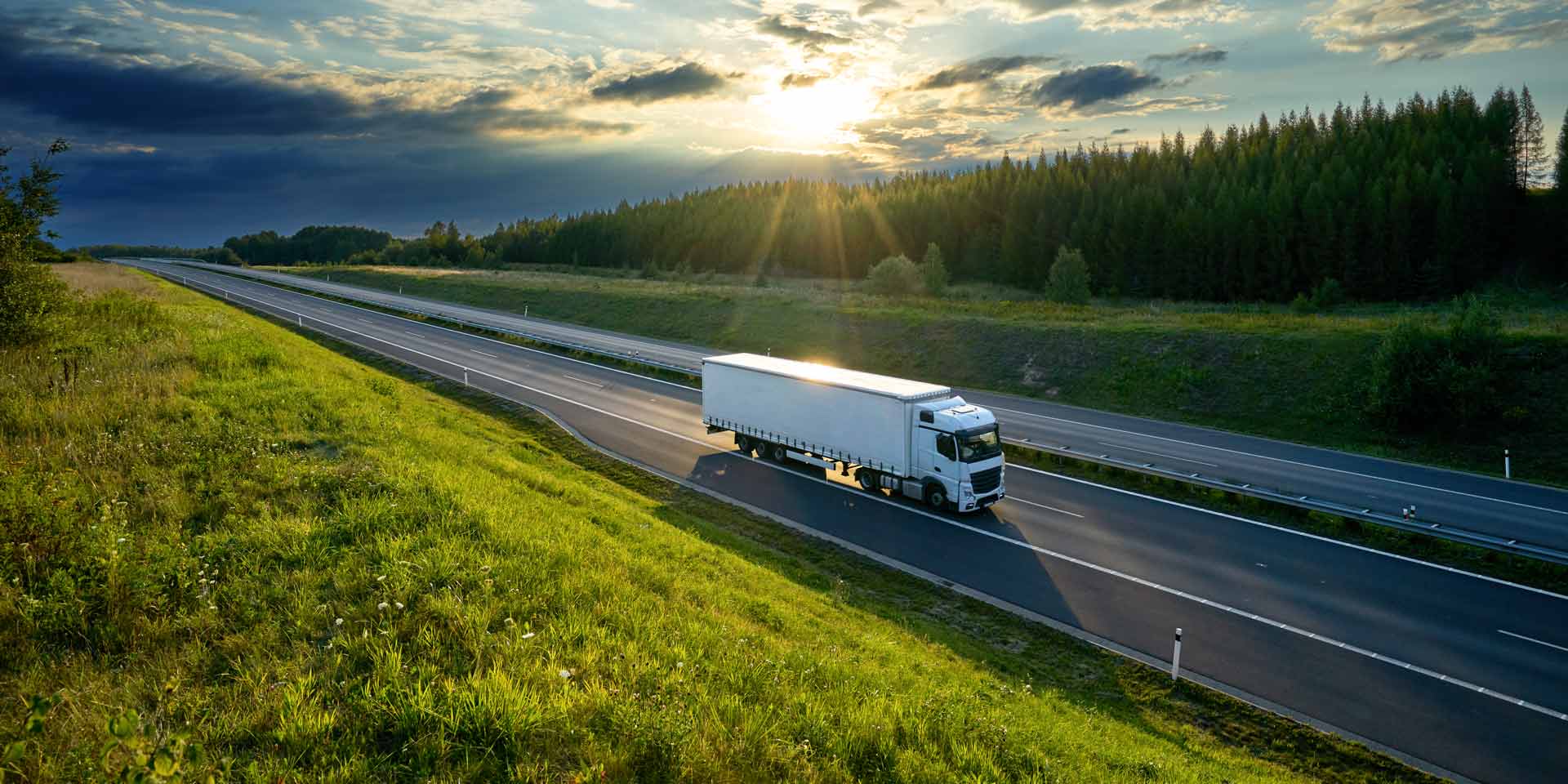 nachhaltigere lieferketten schweiz lkw auf strasse  sonnenaufgang