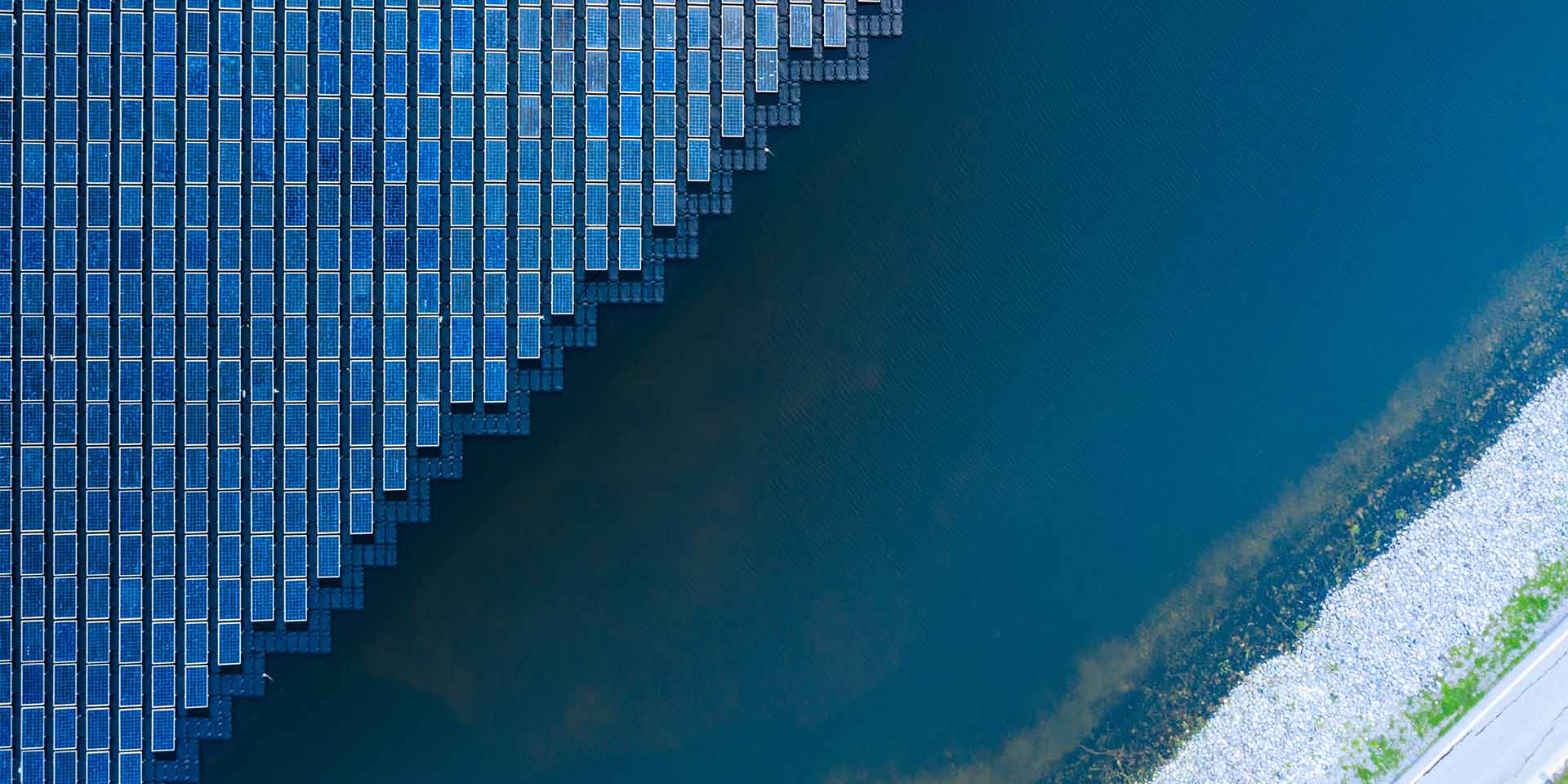 erneuerbare energien birdview von schwimmenden solarpanels