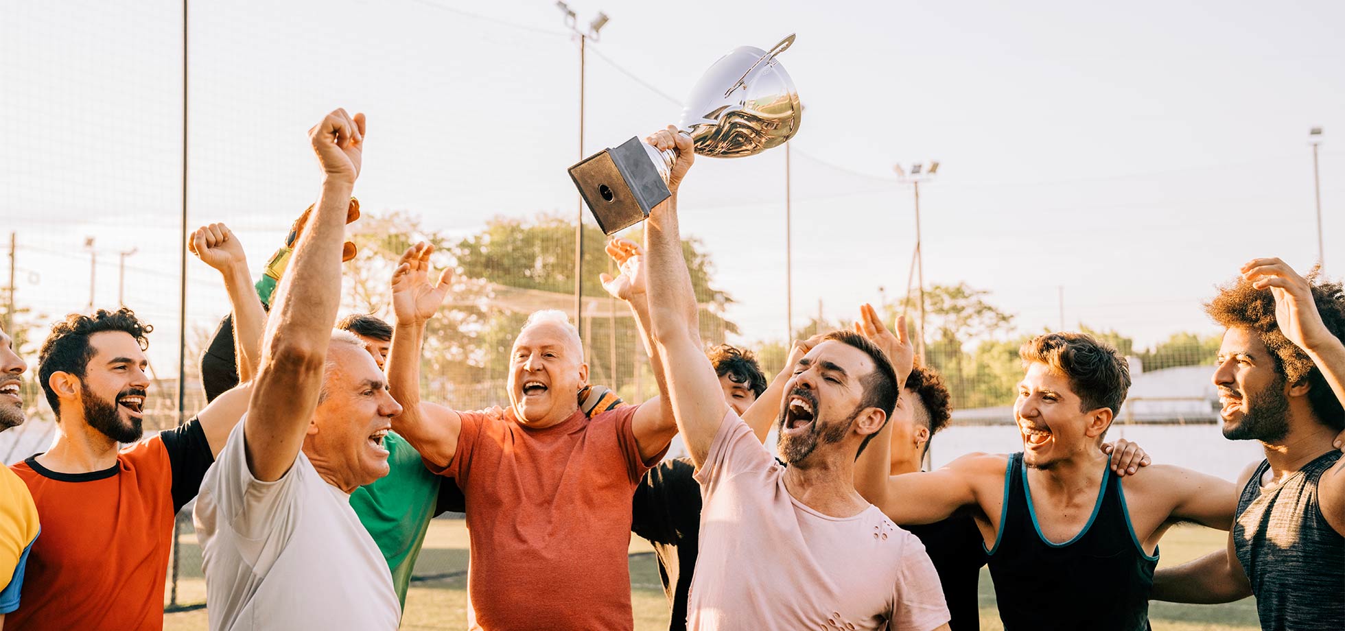 glückliche männliche spieler  trophäe, sportliche leistungen im alter