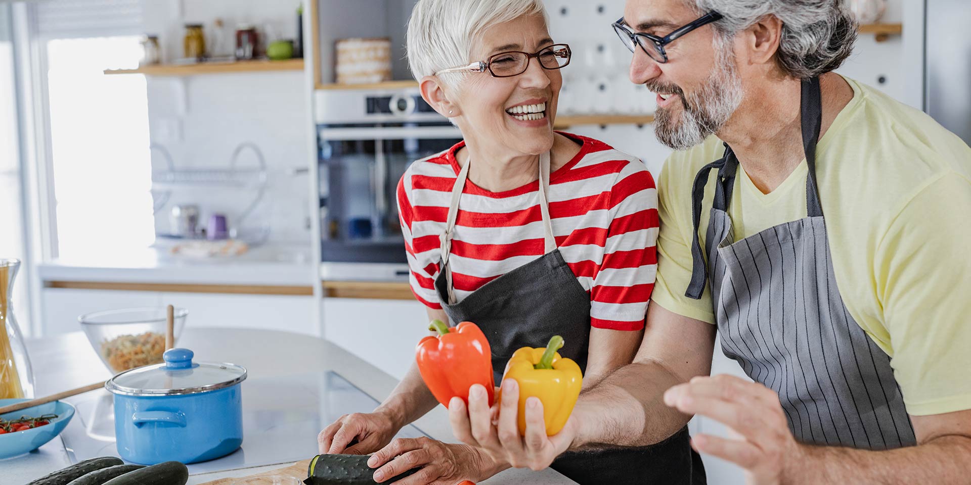 paar über 50 in  küche, kochen zusammen. ernährung