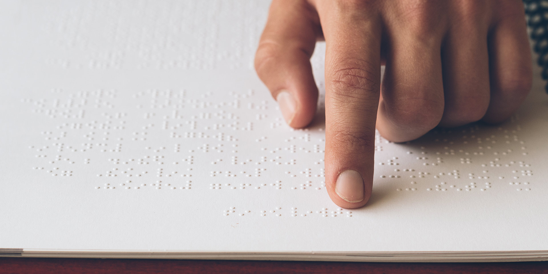 person liest brailleschrift  zeigefinger