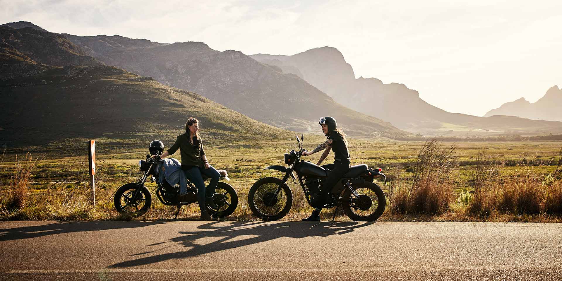 zwei frauen auf motorrän. symbolbild wanlust