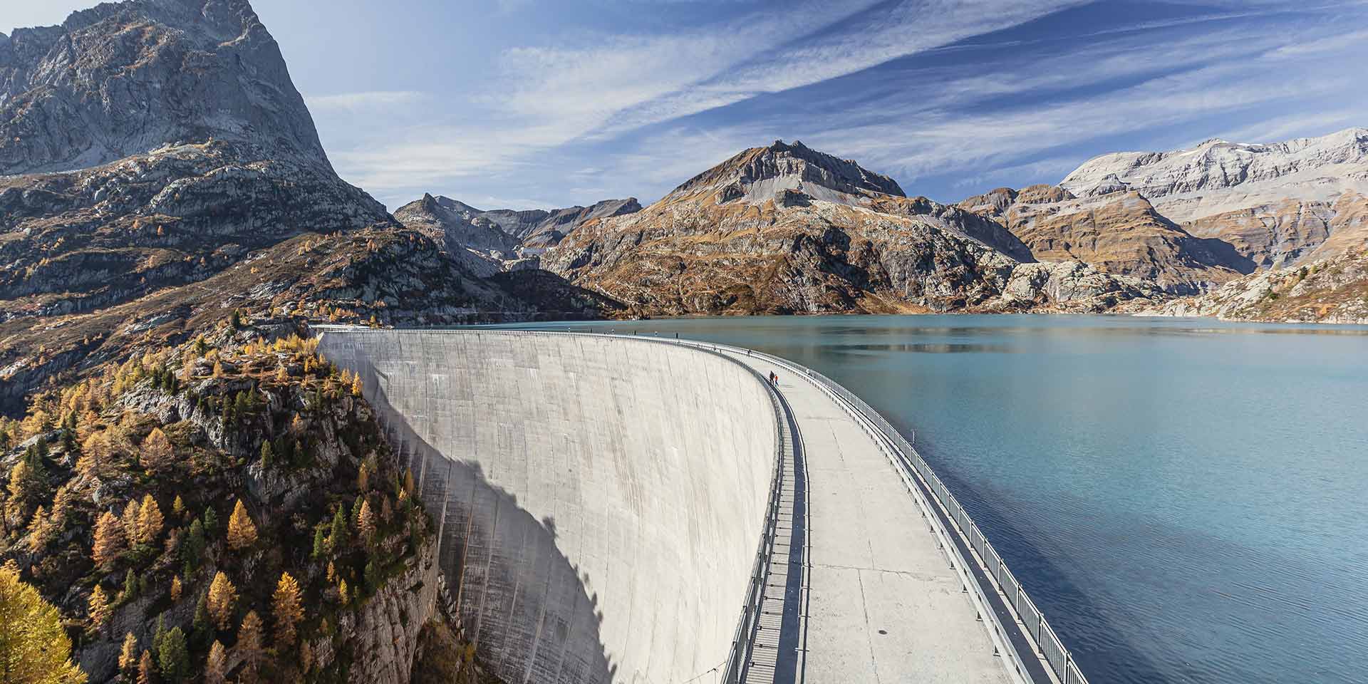blick auf staumauer  stausee. symbolbild nachhaltiger strom  energiezertifikat