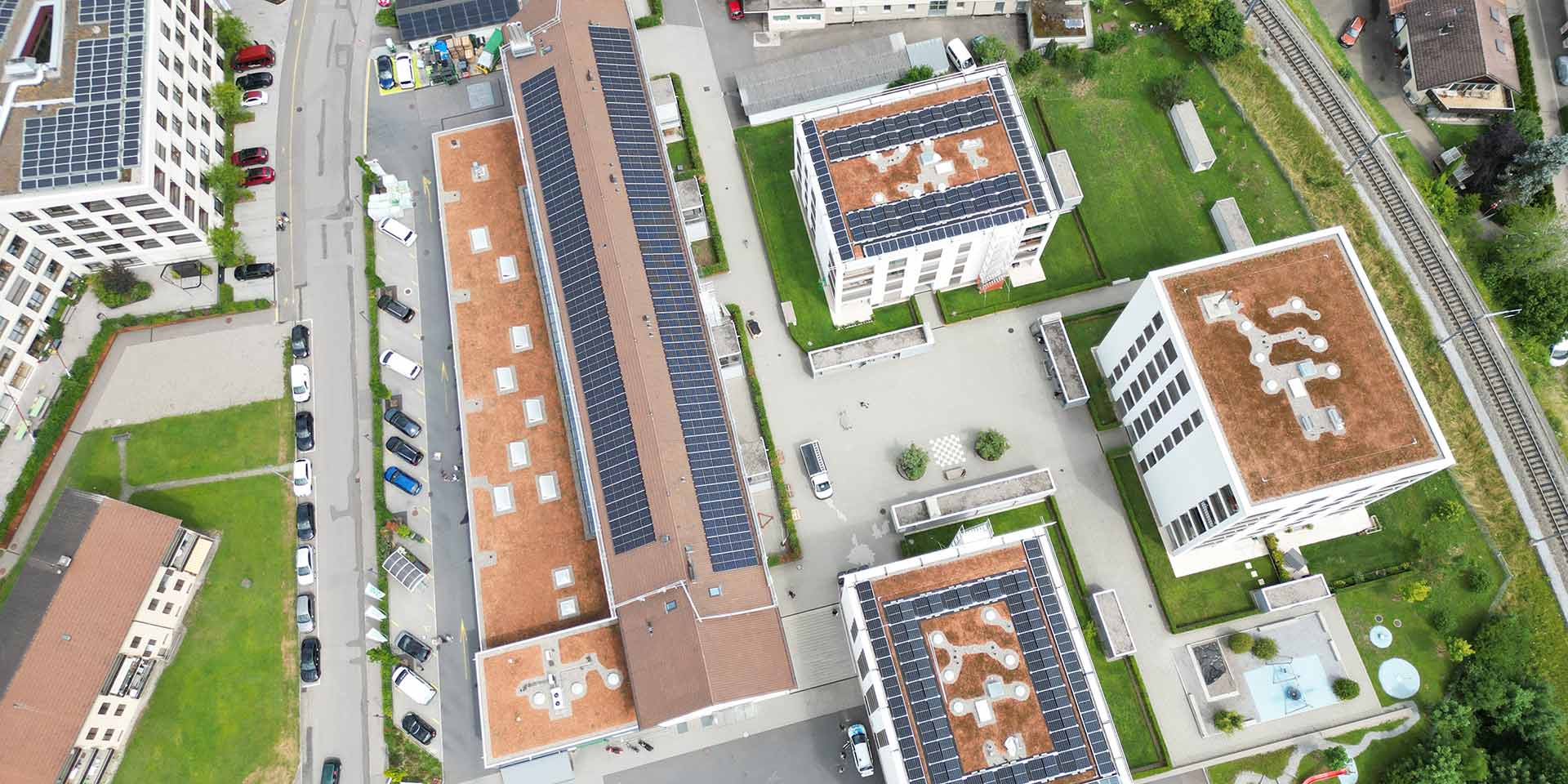 solarpanels auf dächern, energielösungen von agrola