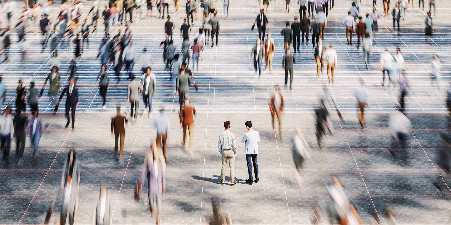 geschäftsmänner stehen in einer fussgängerzone  vielen menschen. symbolbild sicherheit in  stadt