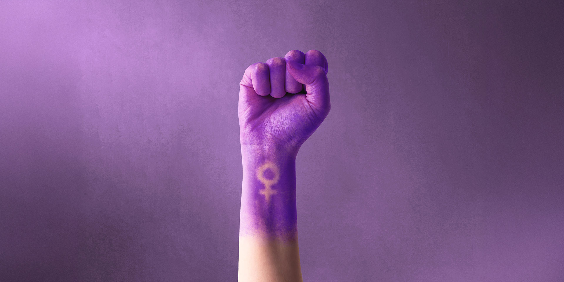 raised purple fist of a man for international men's day and the feminist movement. march 8 for feminism, independence, freedom, empoment, and activism for men rights. symbolbild selbstermächtigung