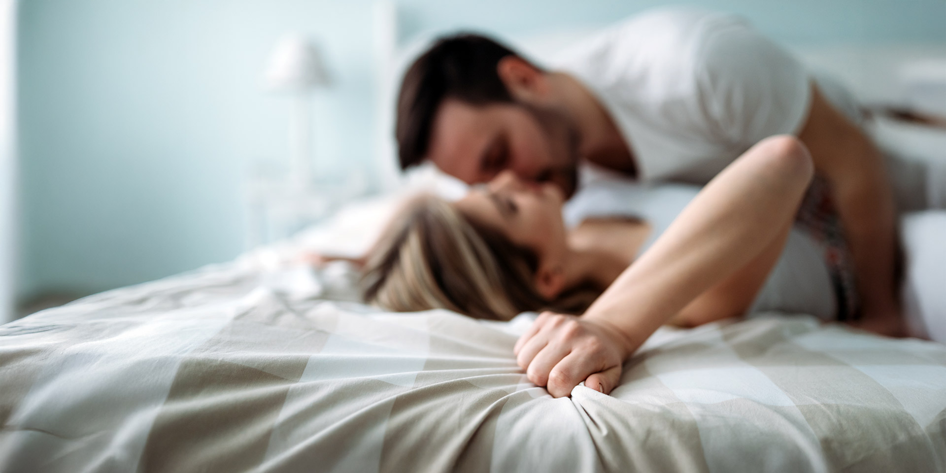 porträt eines jungen attraktiven liebespaares im schlafzimmer. symbolbild prostata  sexualität
