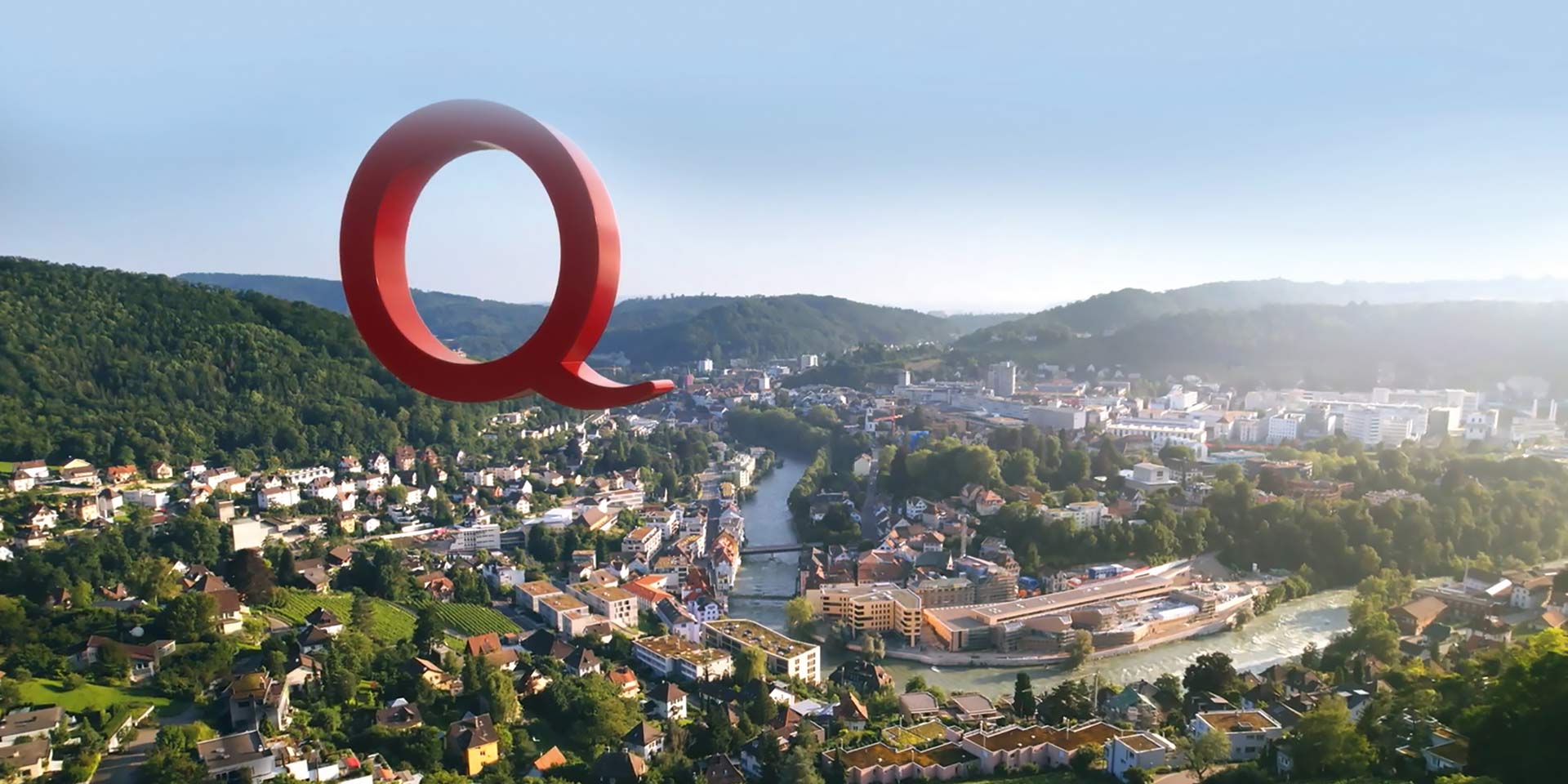 q von schweizer telekom-anbieter quickline fliegt über schweizer stadt.