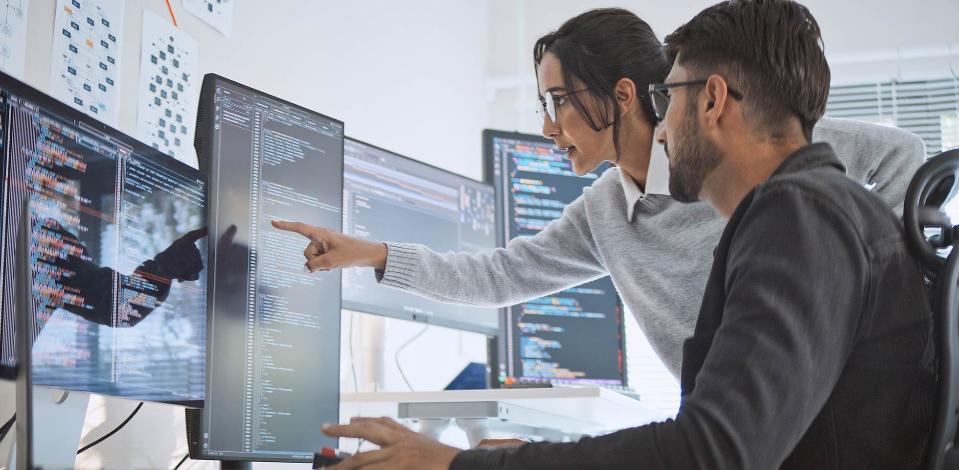 hispanic lateinamerikanischen paar, software-ingenieur entwickler verwenden computer, arbeit an programm-corung zusammen im büro zu hause. programmiersprache entwicklung technologie, freiberufler job konzept. symbolbild operative exzellenz