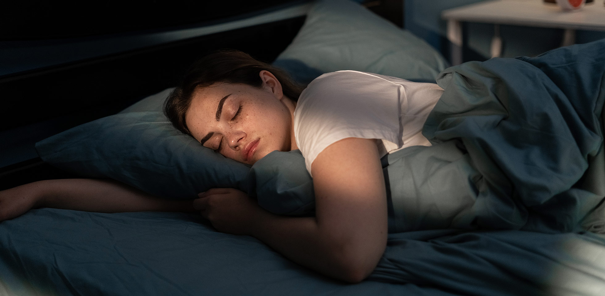 junge frau schläft nachts friedlich in ihrem schlafzimmer. entspannt in  nacht. symbolbild durch schlaue bewegung besser schlafen