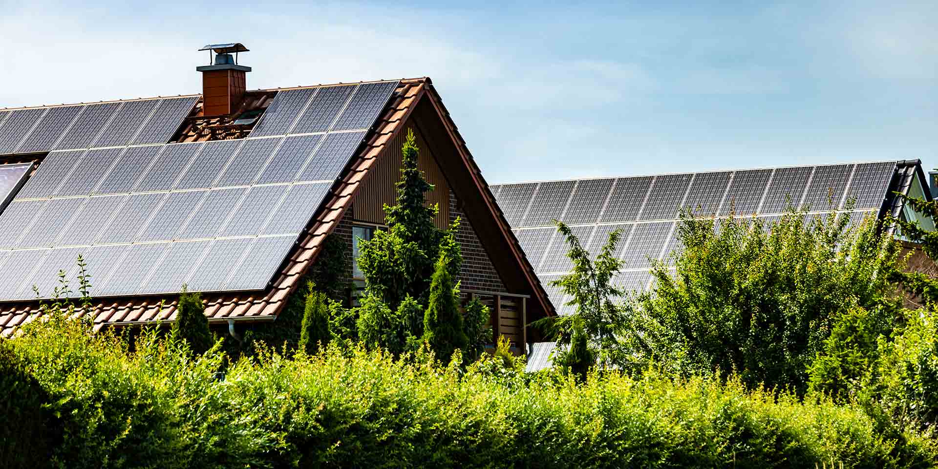 house with solar panels. symbolbild nachhaltiges eigenheim