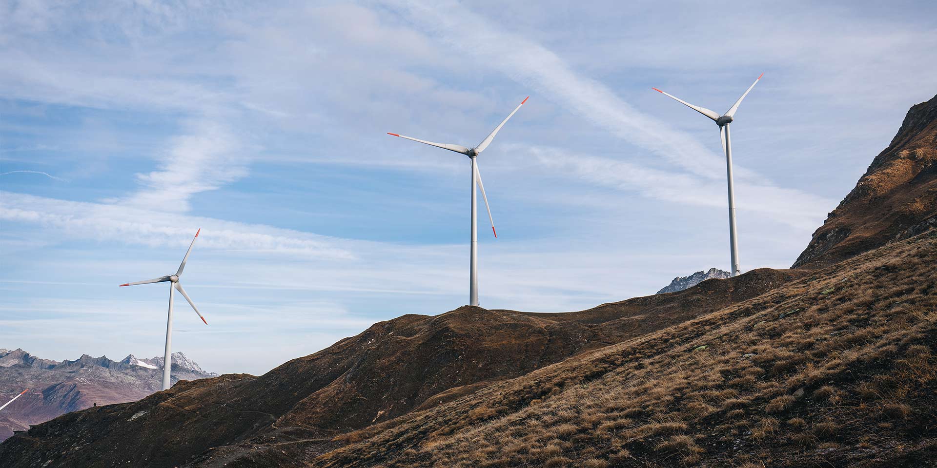 windenergieanlagen in einer reihe entlang eines bergkamms