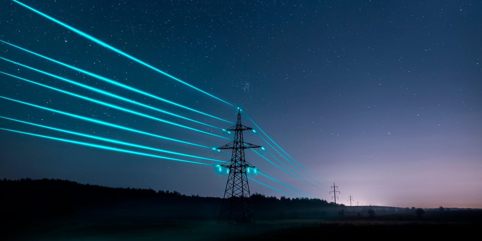 stromtransportmasten  glühenden drähten gegen den sternenhimmel. energiekonzept. symbolbild energieeffizienz
