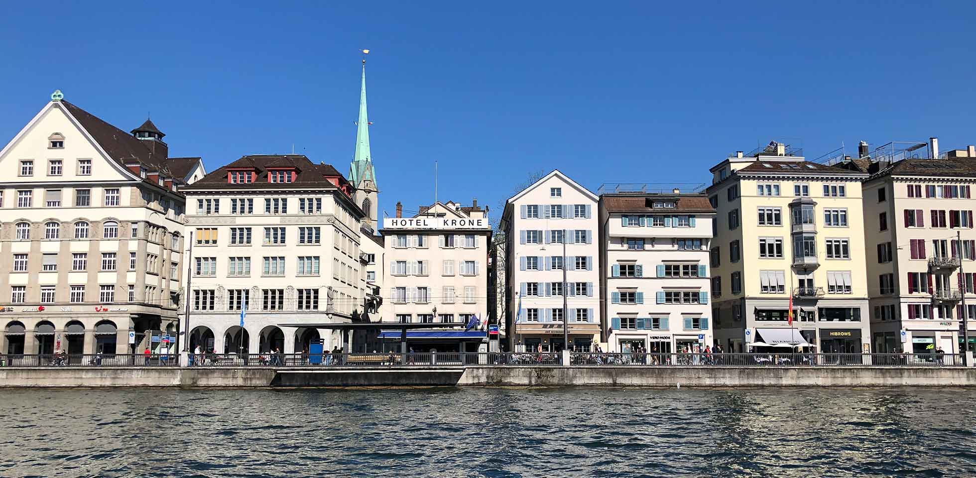 alte traditionelle häuser  wohngebäude entlang des flusses limmat in  stadt zürich, schweiz. symbolbild basel iii