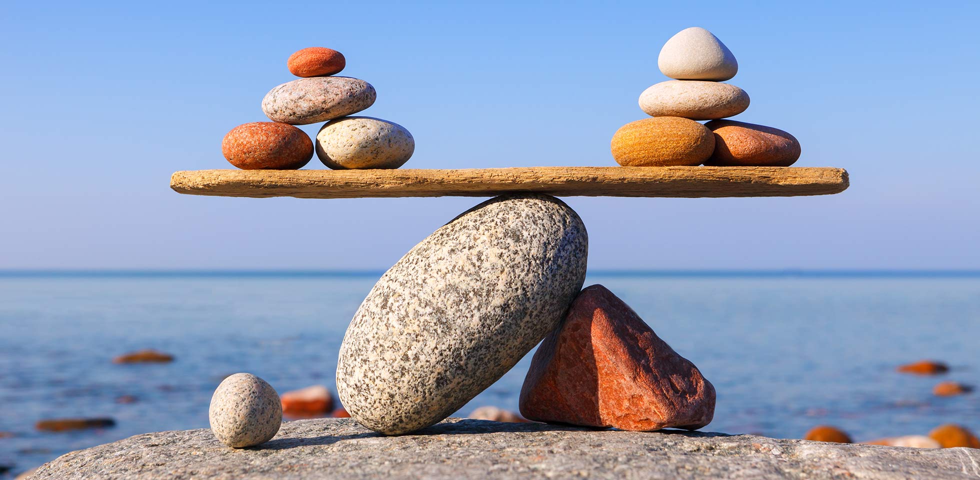 symbolische skala  steine auf meereshintergr. konzept  harmonie  balance. work-life, emotionales gleichgewicht. symbolbild betriebliches gesheitsmanagement