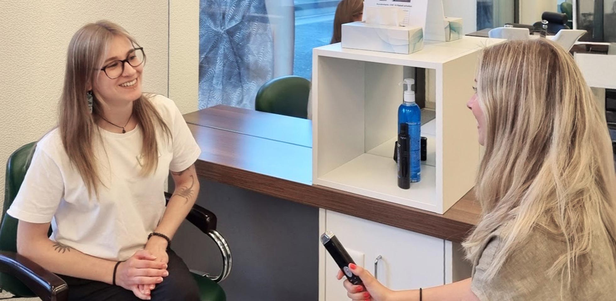 lisa während des interviews zu ihrem coiffeurberuf