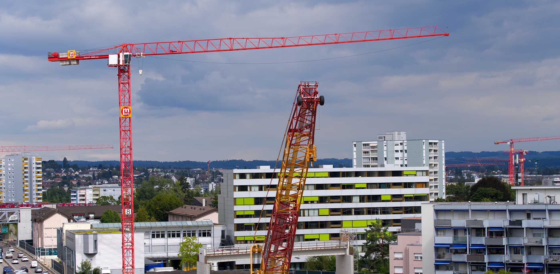 baustelle  autobahneinhausung in zürich schwamendingen an einem bewölkten sommertag. foto aufgenommen am 27. august 2021, zürich, schweiz. symbolbild hürden im immobilienbau