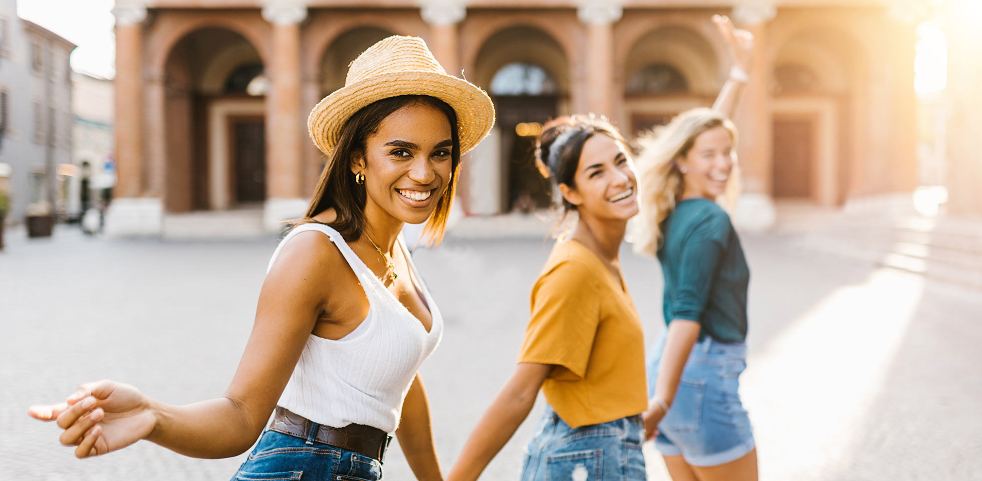 junge gruppe glücklicher frauen,  während  sommerferien in italien zusammen spaß haben - fröhliche freinnen,  in  altstadt einer italienischen stadt rennen - konzept für glück, freschaft  urlaub. symbolbild sprachaufenthalt