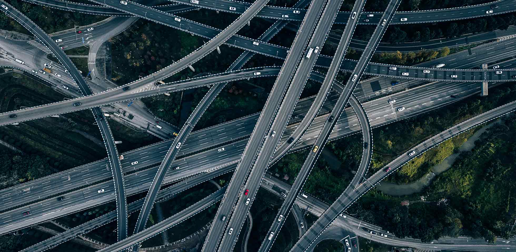 luftaufnahme  komplexen überführung  des dichten verkehrs. symbolbild infrastruktur