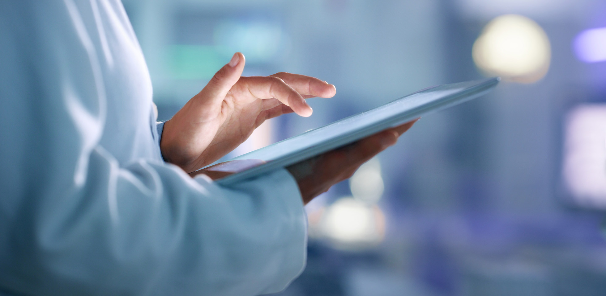 arzt, forscher o wissenschaftler,  auf einem tablet im internet nach informationen sucht, während er in einem labor, einer wissenschaftlichen einrichtung o einem krankenhaus arbeitet. experte, medizinisches fachpersonal o chirurg bei  suche im internet. symbolbild zukunft  schweizer gesheitsbranche