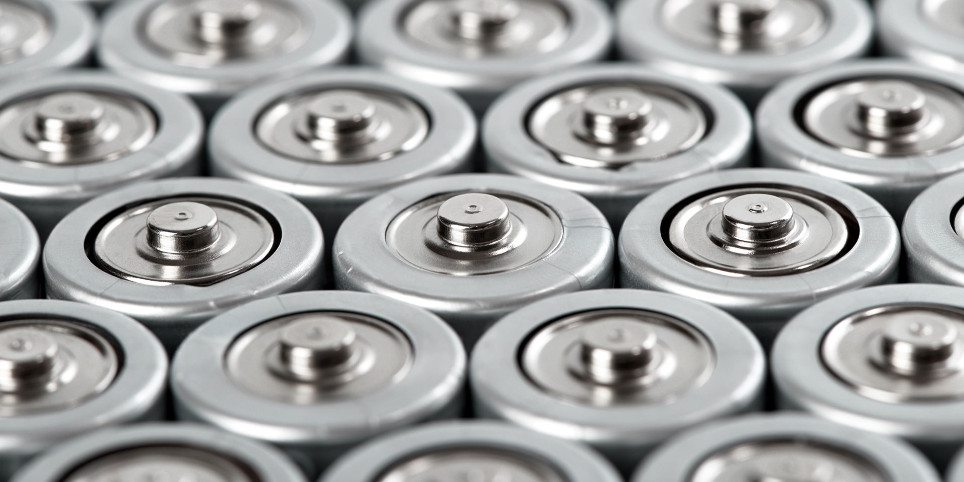 zylindrischer batteriesatz nahaufnahme von oben. symbolbild speicherlösung