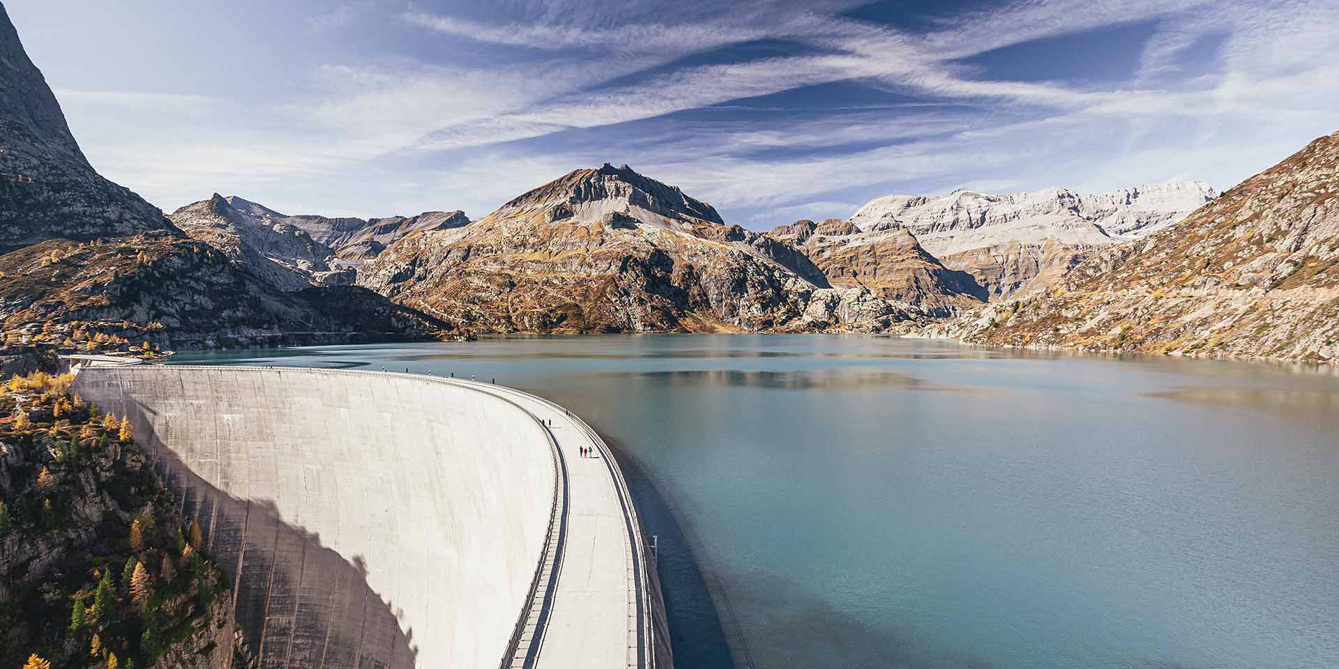 hydroelektrischer bau in den schweizer alpen, schweiz. symbolbild energiewende