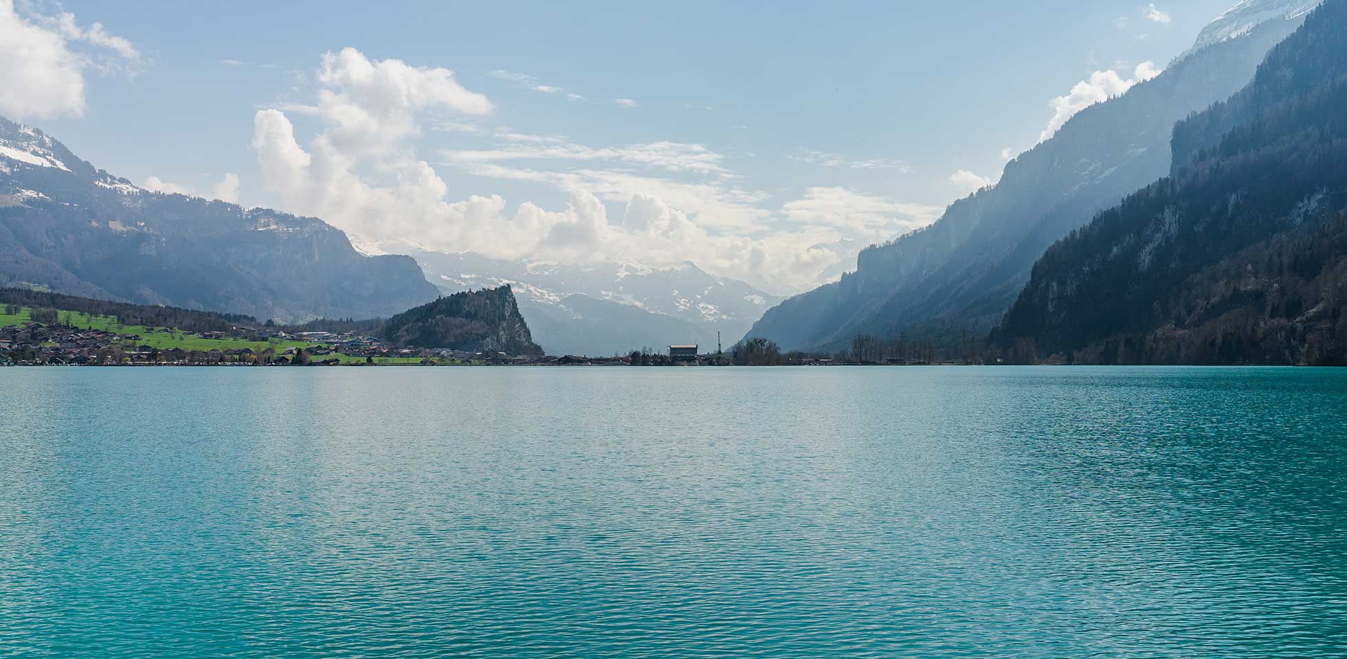 der brienzersee ist umgeben von den bergen  voll von blauem see. symbolbild alltagsfluchten im sommer