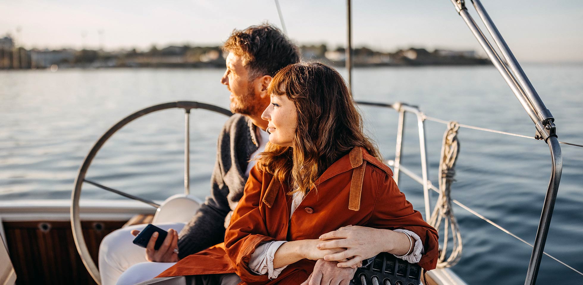 ein paar,  seinen urlaub auf einer yacht geniesst. symbolbild gruppenreise