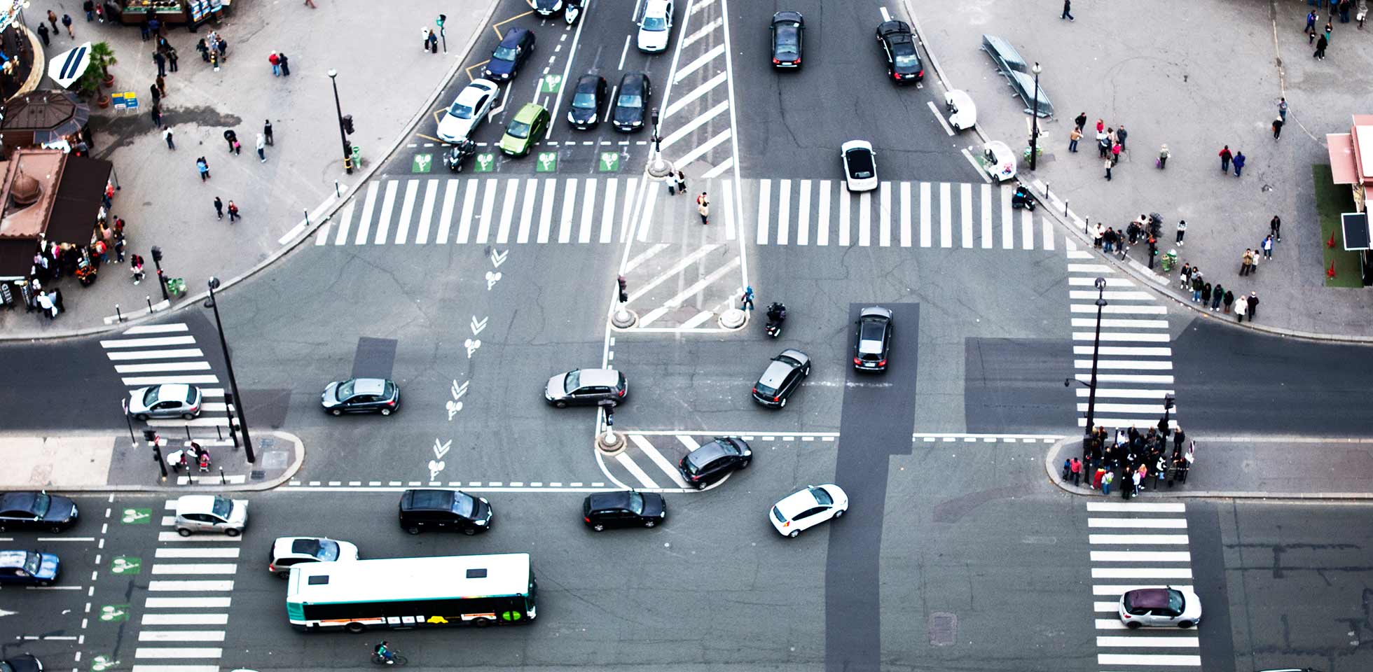 detailaufnahme eines boulevards vom eiffelturm aus. symbolbild konsumverhalten mobilität