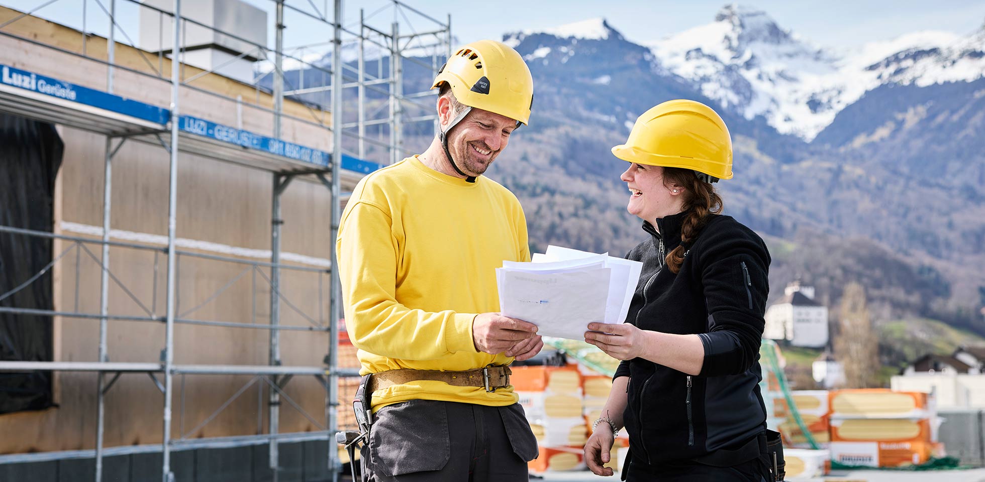 zimmerleute diskutieren auf  baustelle