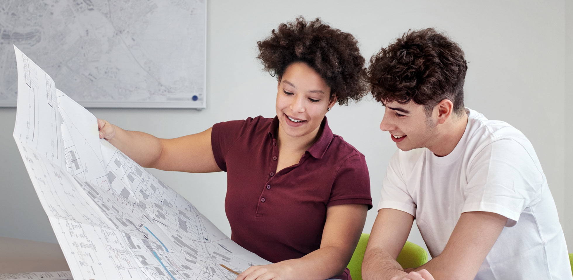zwei lernende bei bkw in  ausbildung