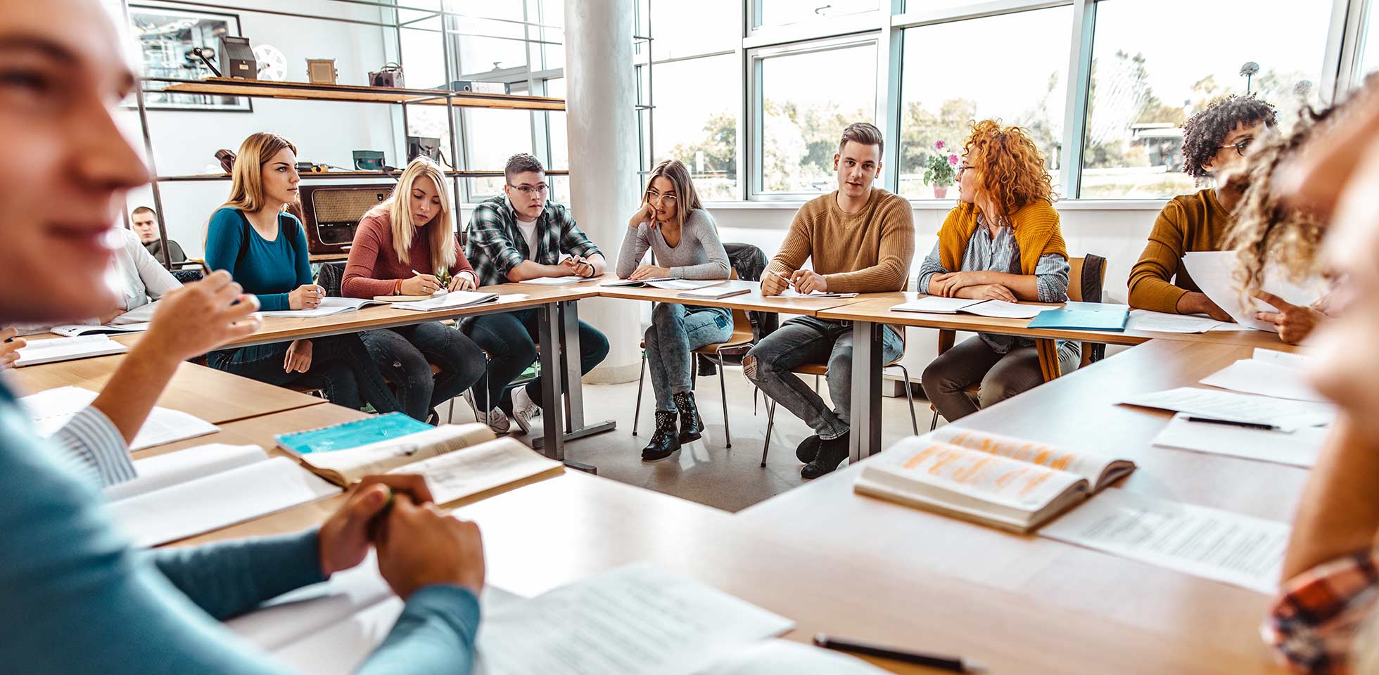 große gruppe von college-studenten,  beim lernen im klassenzimmer zusammenarbeiten. symbolbild weiterbildung