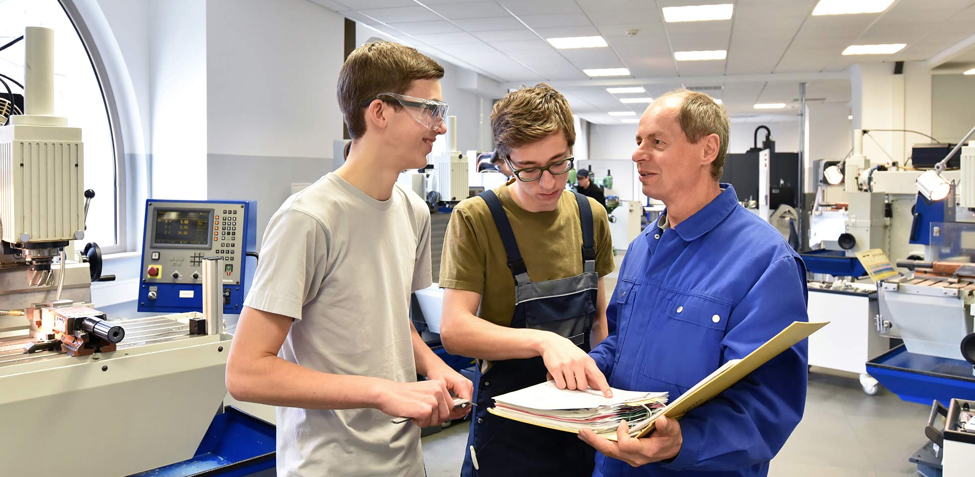 gruppe junger menschen in  technischen berufsausbildung  lehrer
