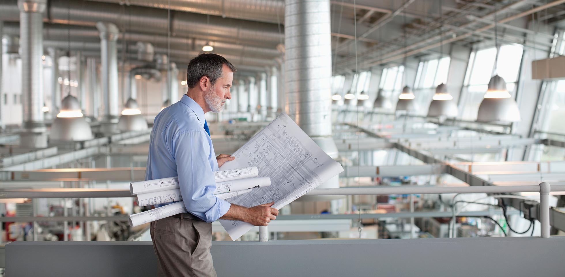 „50–54 jahre”; architekt; bart; blaupause; geschäft; geschäftsmann; kaukasier; veränung; farbbild; tag; entwicklung; ingenieur; ingenieurwesen; fabrik; zukunft; graues haar; halten; horizontal; innenaufnahme; industrie; international; london; nach unten schauen; mann; reifer erwachsener; reife männer; beruf; eine person; menschen; fotografie; pfeife; planung; lesen; überprüfen; aufgerollt; seitenansicht; strategie; dreiviertelansicht; vereinigtes königreich; betrachten; gut gekleidet; gut angezogen; arbeit". symbolbild fabrikplanung