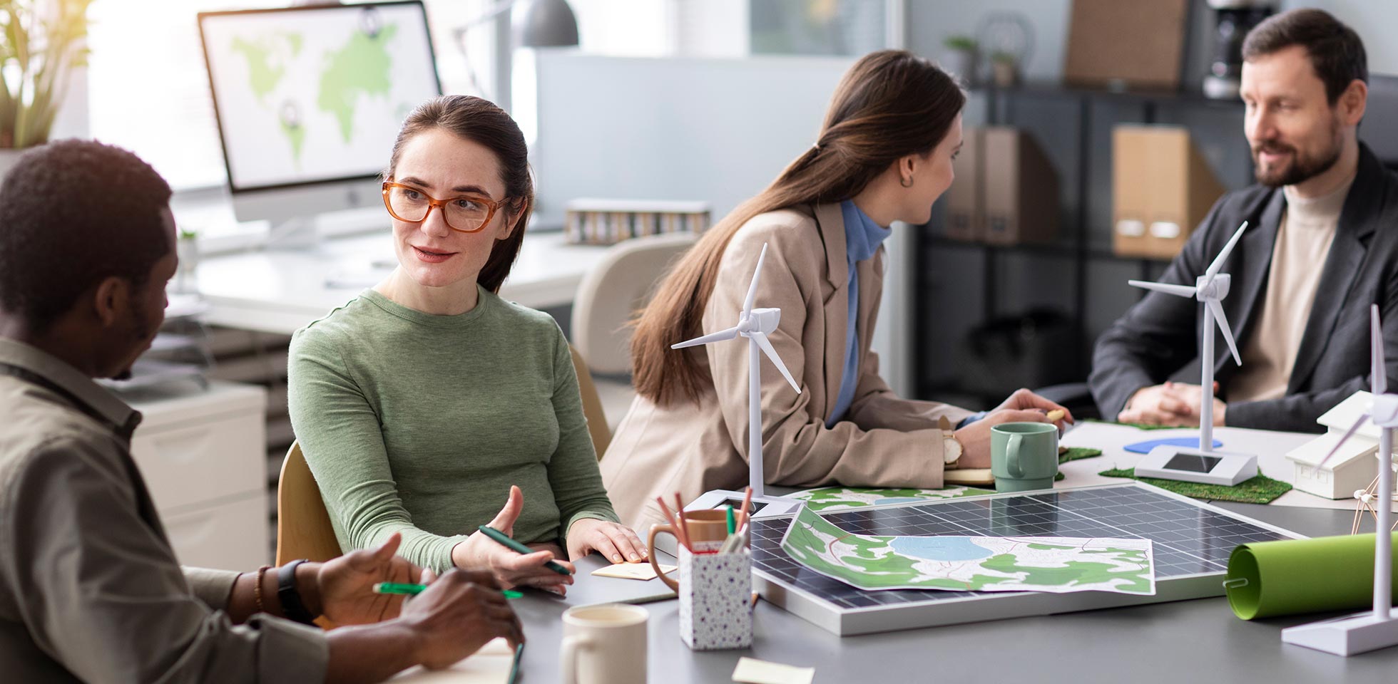businessmenschen diskutieren nachhaltigkeit im büro. symbolbild nachhaltige transformation