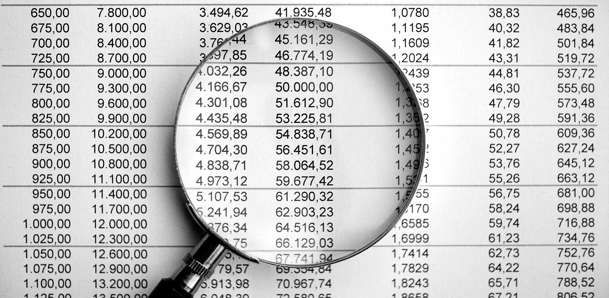 lupe auf finanzdiagramm für altersvorsorge. symbolbild inkasso digital