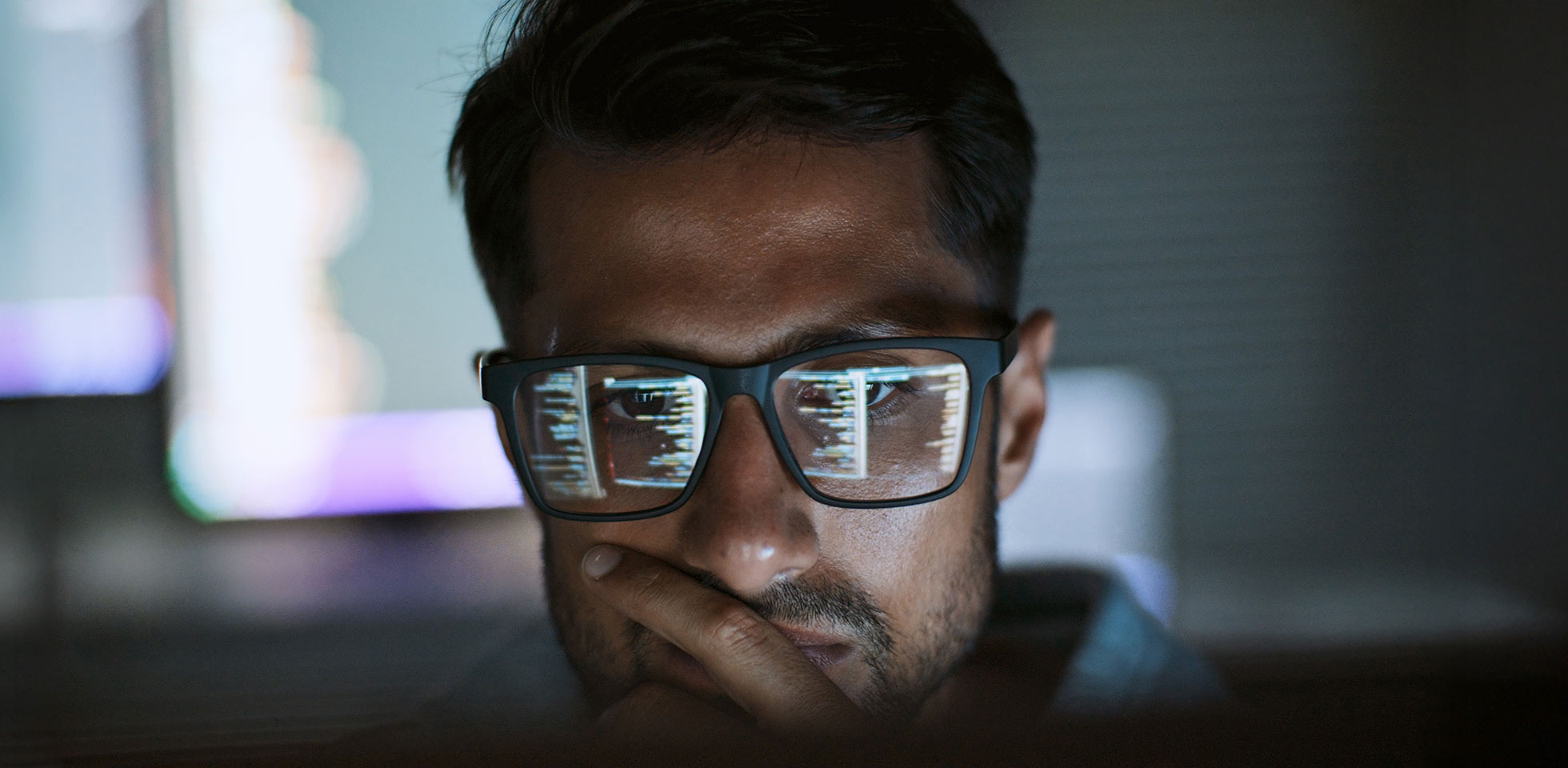 hispanischer lateinamerikaner, softwareentwickler, nutzt computer im homeoffice, arbeitet nachts an  programmierung. entwicklung von programmiersprachen, freiberufliche arbeit von zu hause aus. symbolbild ki im arbeitsalltag