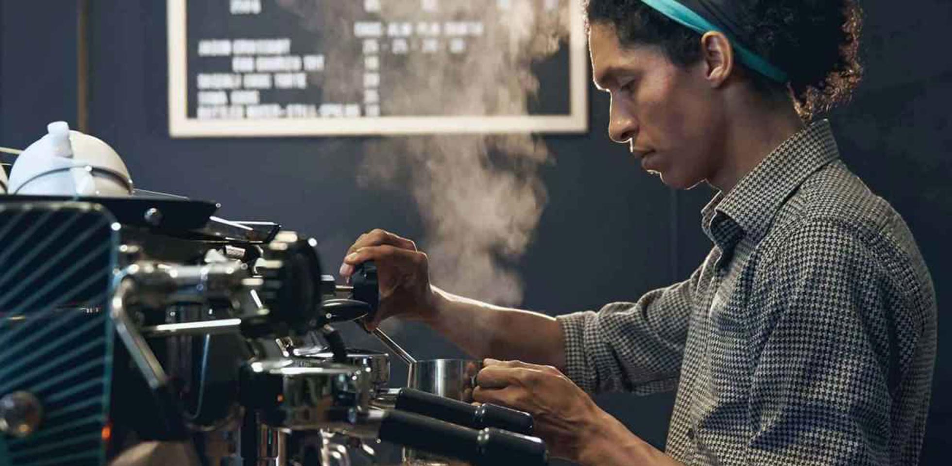 barista in einem café. symbolbild kmu-finanzierung