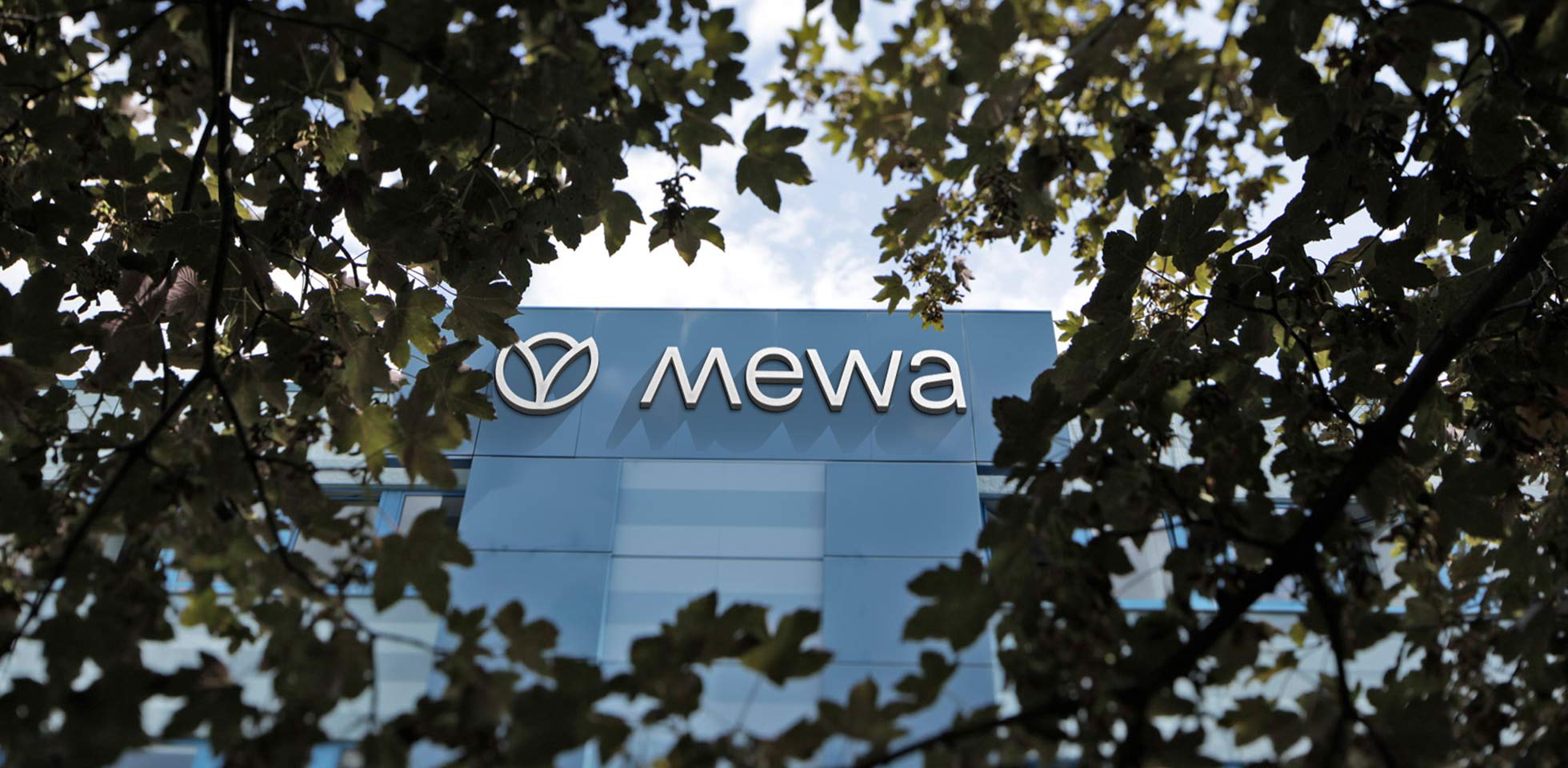 mewa schriftzug an gebäude. symbolbild kreislaufwirtschaft