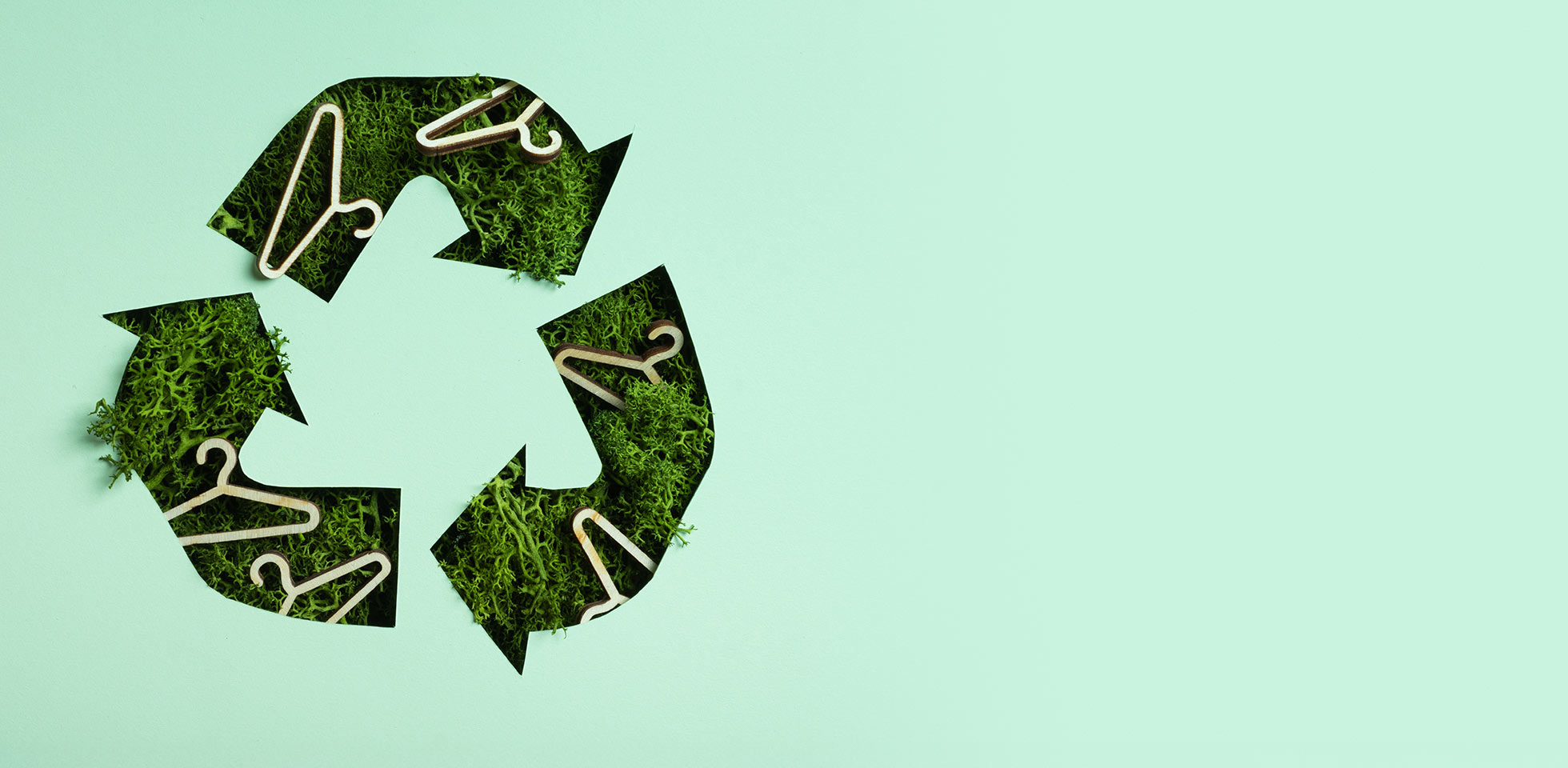 green moss and hangers un paper cut recycling symbol. fast fashion, slow fashion, recycling cloth concept. symbolbild nachhaltige mode