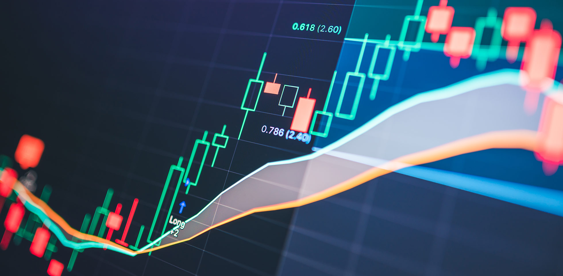 nahaufnahme einer automatisierten handelssystemschnittstelle,   rolle  ki im monen investmentgeschäft hervorhebt business analyst,  ki-generierte risikomanagementberichte auf einem computer überprüft  dabei proaktive finanzstrategien betont. symbolbild ki im risikomanagement