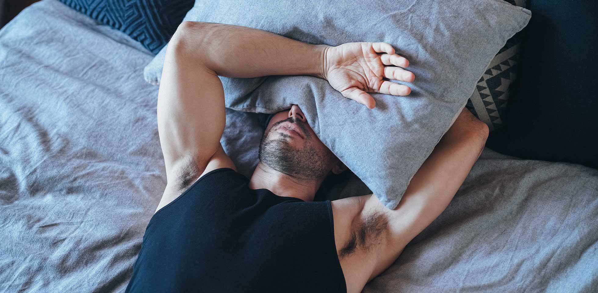 mann,  in seinem schlafzimmer ruht, fühlt sich verloren. symbolbild schlafstörungen