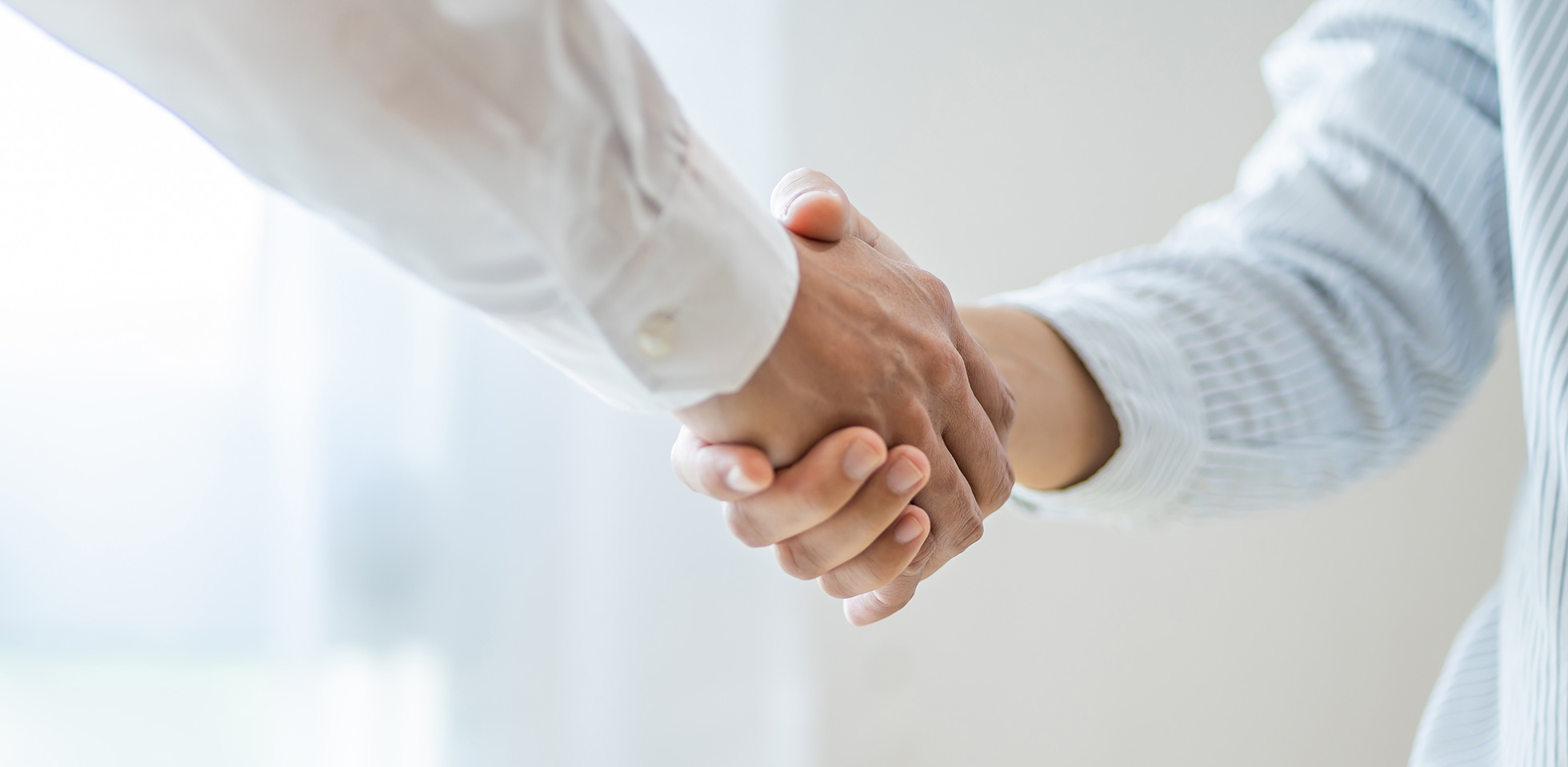 geschäftsmann,  sich  hände schüttelt, nachdem er erfolgreich ein geschäft abgeschlossen hat. handschlag zwischen männern. geschäftspartnerschaft. immobilienbesprechung. konzept für einen kaufvertrag für ein haus. symbolbild unternehmensnachfolge