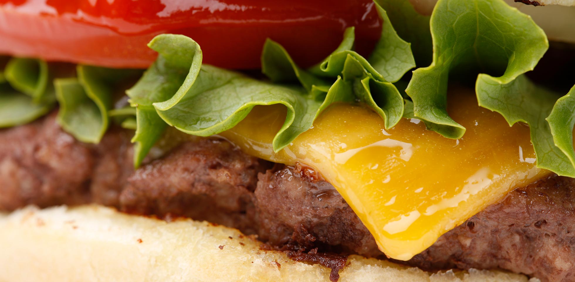 extremer close-up eines cheeseburgers. symbolbild fast food als belohnung